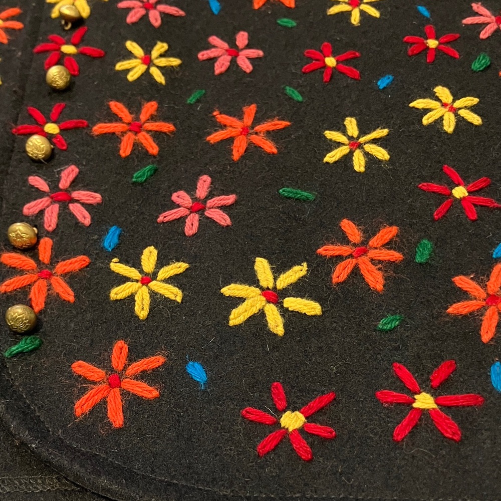 Vintage Floral Embroidered Black wool Vest size Medium cottagecore - Picture 6 of 6